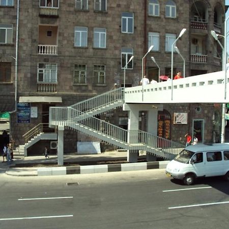 Sunny Apartment In The Center Yerevan Exterior photo