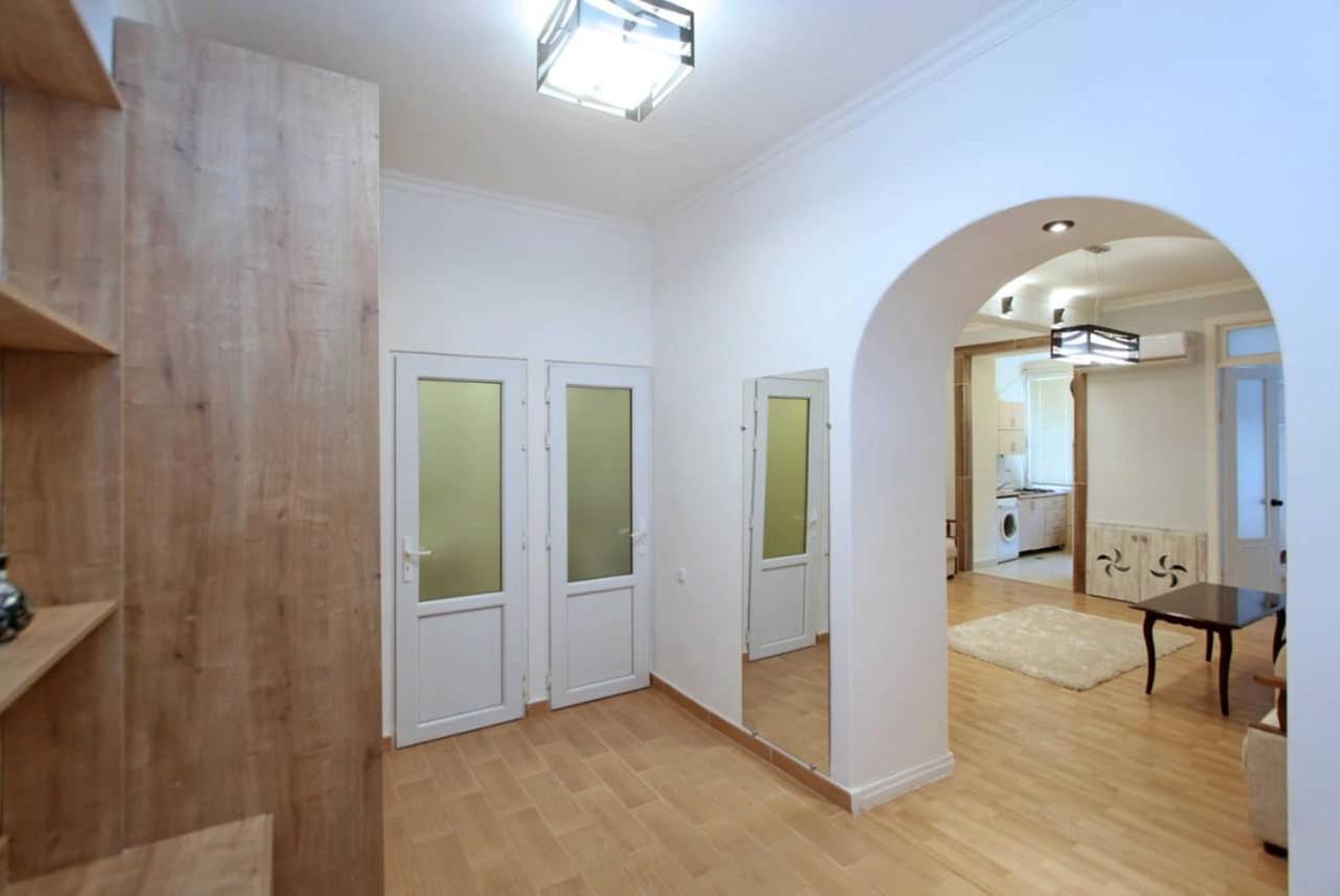 Sunny Apartment In The Center Yerevan Exterior photo
